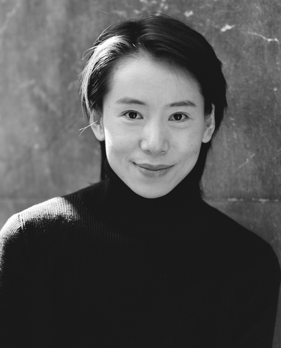 Portrait en noir et blanc de Na, professeure de Pilates classique.